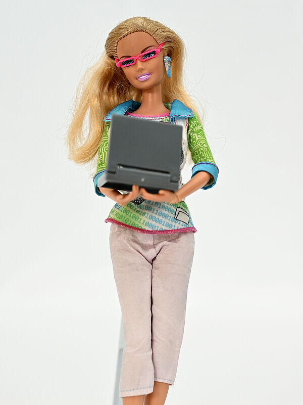 Barbiepuppe mit Laptop und Brille