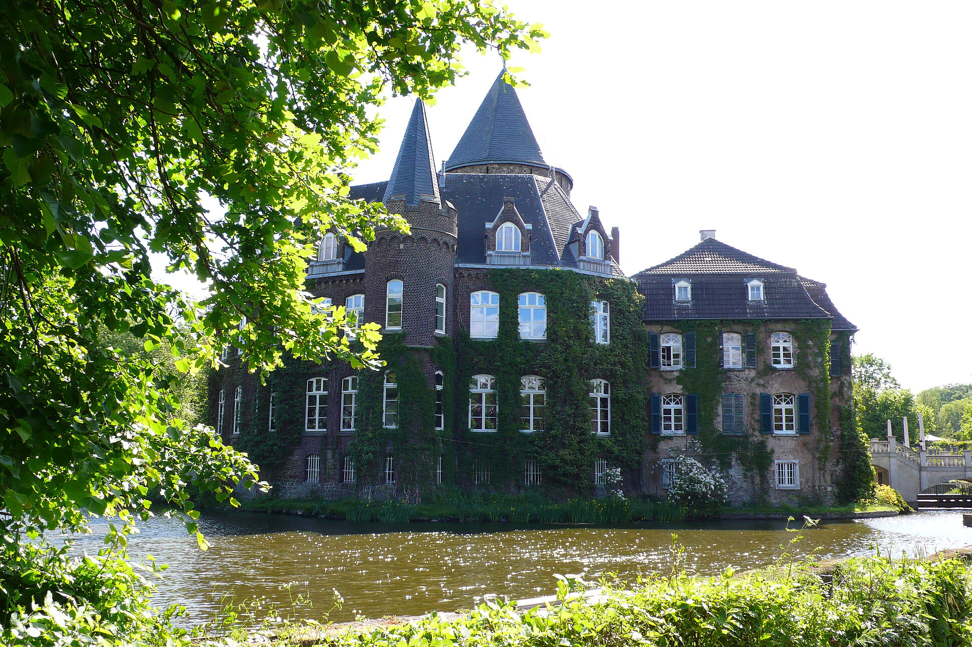 Schloss Linnep im Sommer, mit Wasser rund um das Schloss