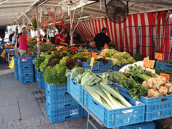 Marktstände mit Obst und Gemüse